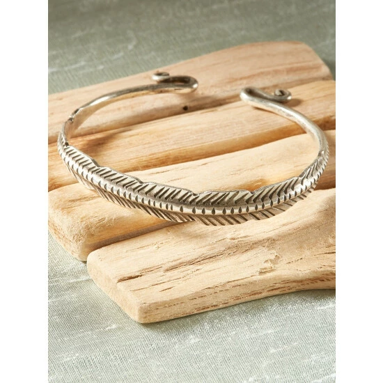 Hot Sale ๐ Vermont Country Store Pewter Feather Bracelet ๐ฅ